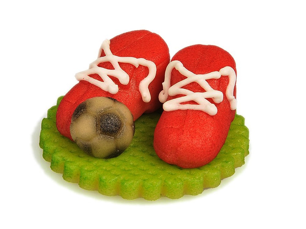 Labdarúgás piros futballcipő labdával - marcipán torta figura - Frischmann