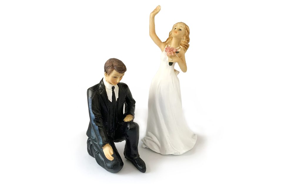 Térdelő vőlegény és integető menyasszony 3 + 1 ingyenes - esküvői torta figura -