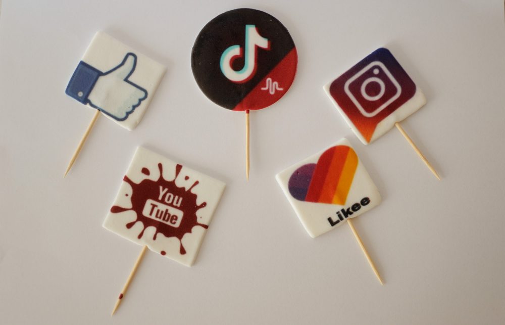 Cukordísz készlet tortához – közösségi média (Facebook