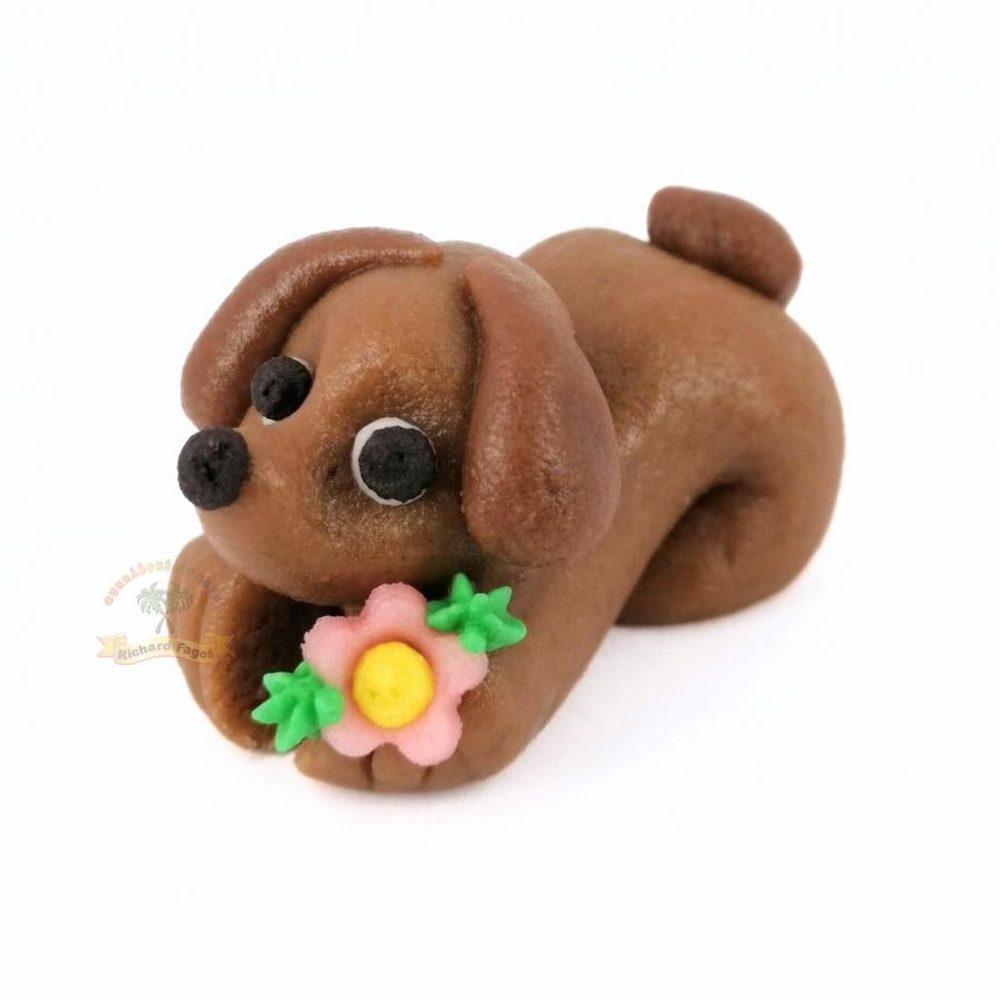 Alkalmi tortadísz figura – barna kiskutya virággal - Fagoš